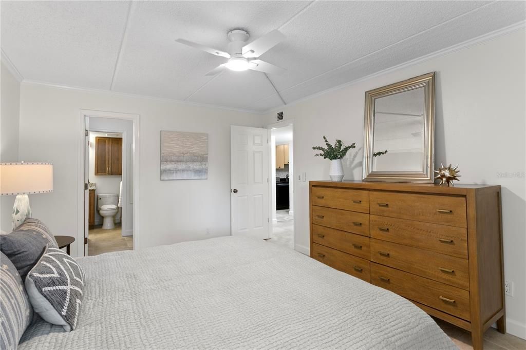 Под контрактом: $349,500 (2 спален, 2 ванн, 936 Квадратных фут)