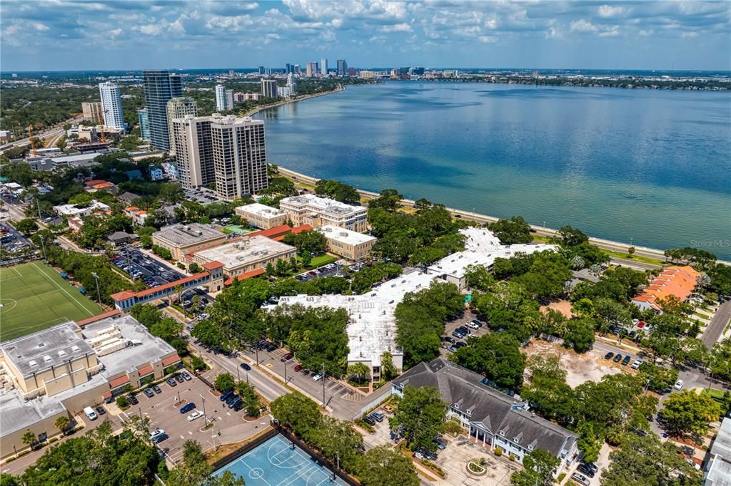 Под контрактом: $349,500 (2 спален, 2 ванн, 936 Квадратных фут)