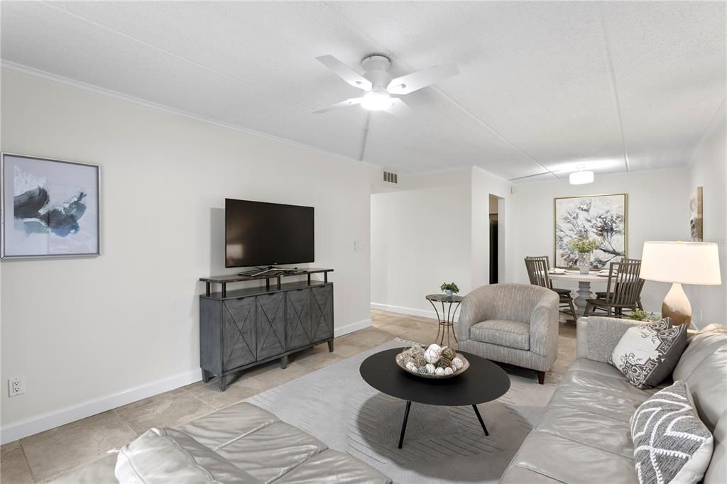 Под контрактом: $349,500 (2 спален, 2 ванн, 936 Квадратных фут)