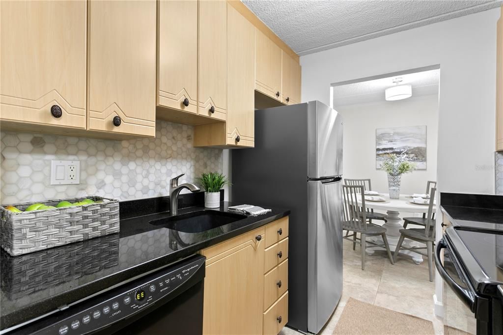 Под контрактом: $349,500 (2 спален, 2 ванн, 936 Квадратных фут)