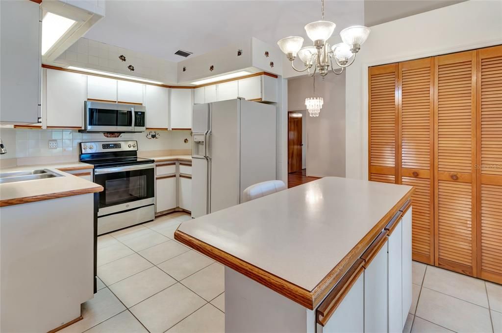 На продажу: $674,000 (3 спален, 2 ванн, 2035 Квадратных фут)