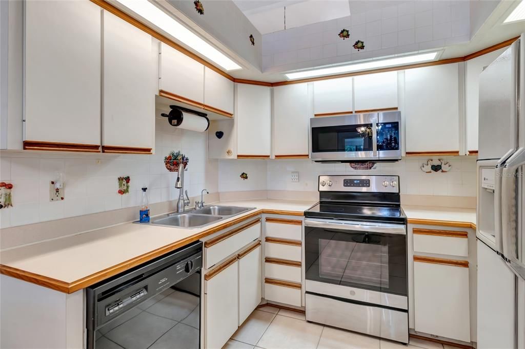 На продажу: $674,000 (3 спален, 2 ванн, 2035 Квадратных фут)