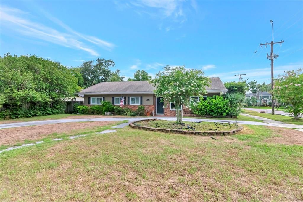 Под контрактом: $850,000 (3 спален, 2 ванн, 2112 Квадратных фут)