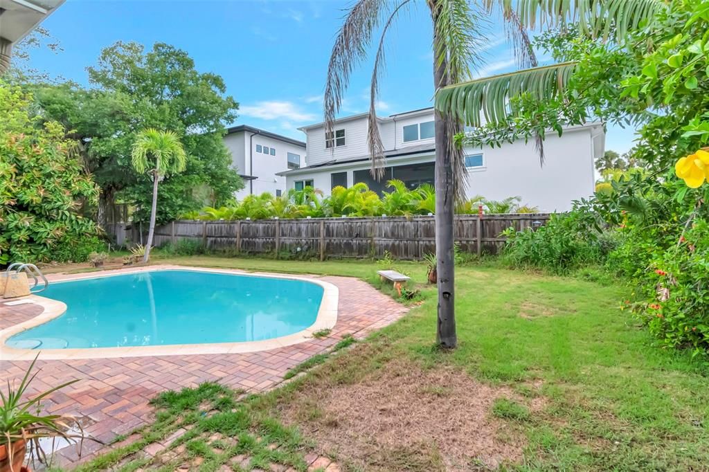 Под контрактом: $850,000 (3 спален, 2 ванн, 2112 Квадратных фут)