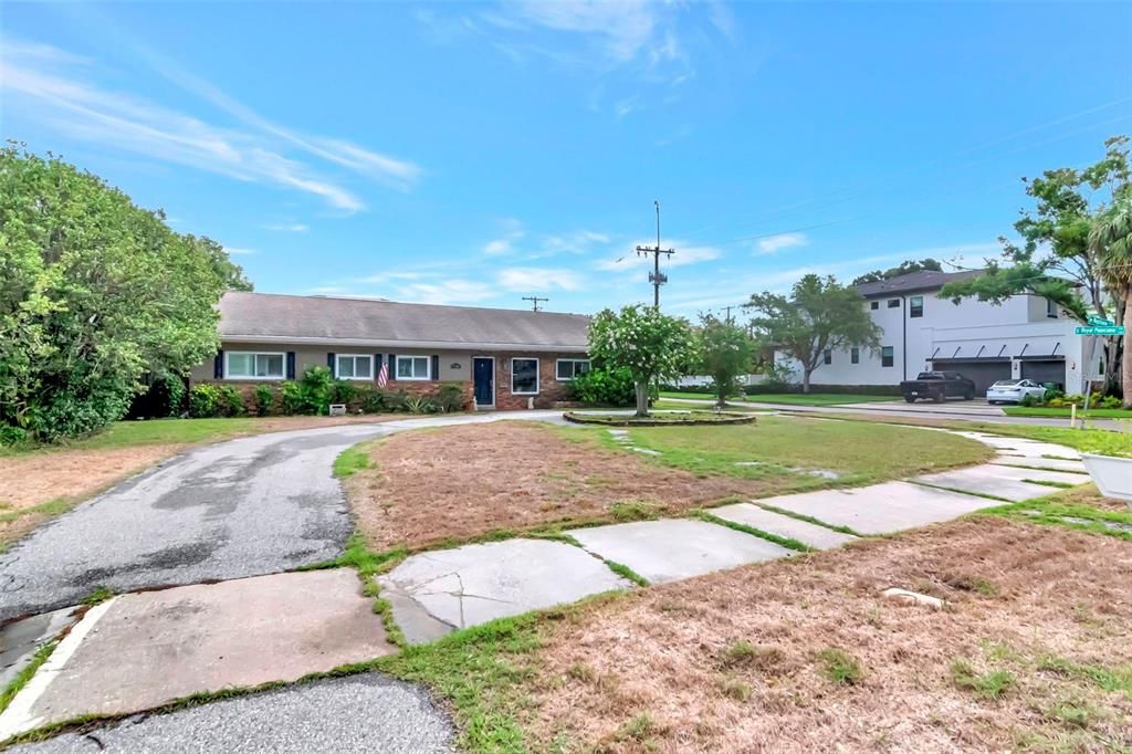 Под контрактом: $850,000 (3 спален, 2 ванн, 2112 Квадратных фут)