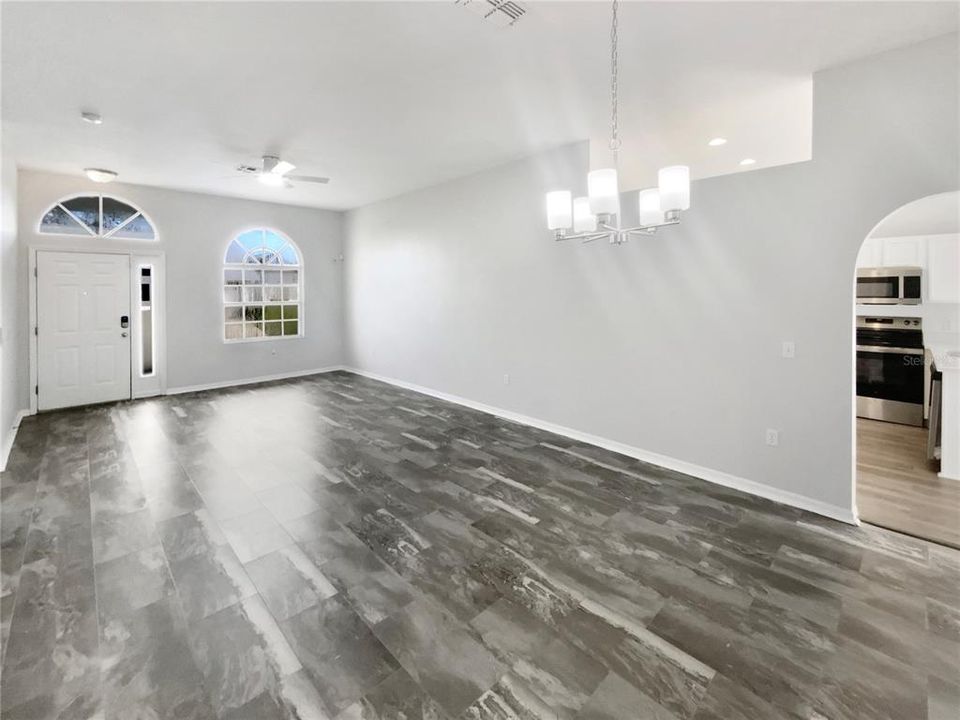 合同活跃: $234,000 (3 贝兹, 2 浴室, 1387 平方英尺)