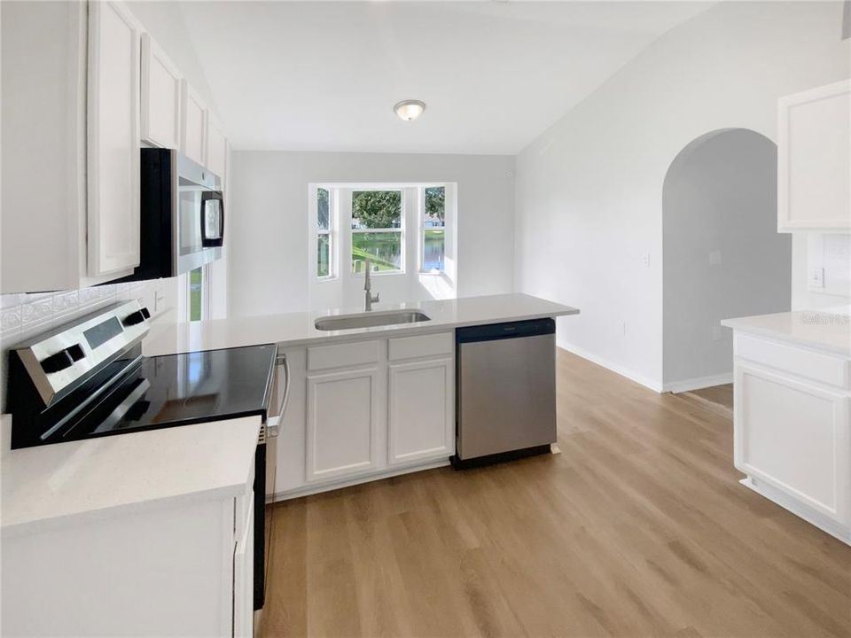 合同活跃: $234,000 (3 贝兹, 2 浴室, 1387 平方英尺)