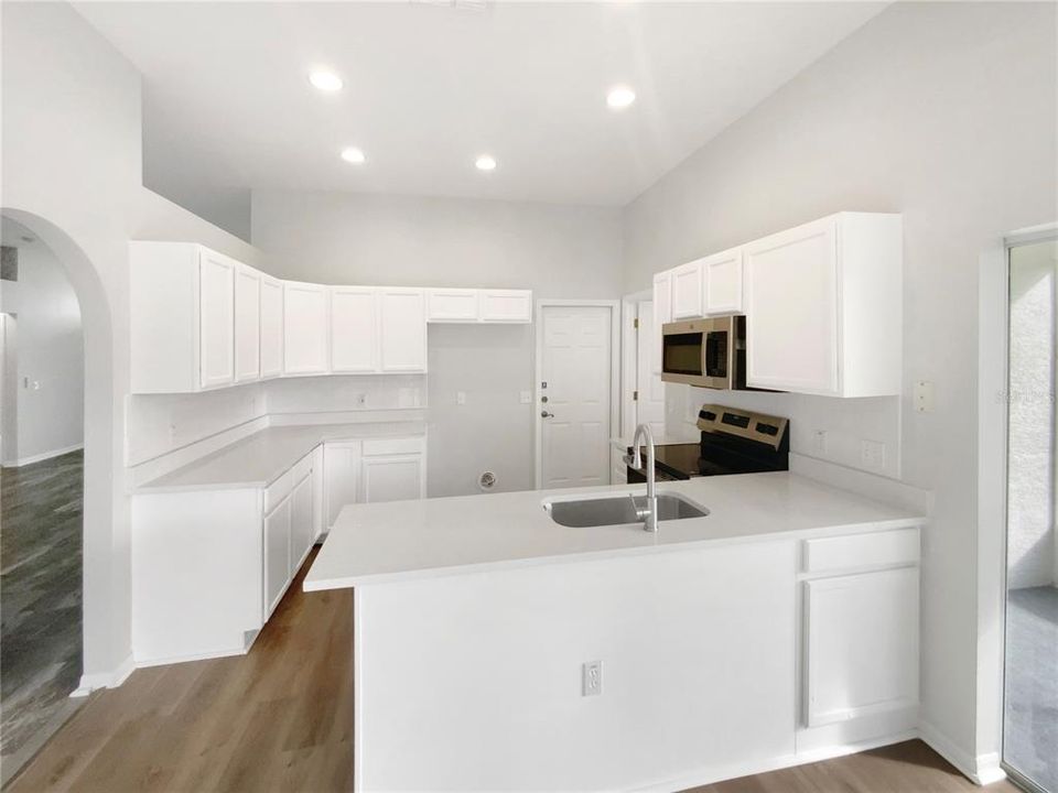 合同活跃: $234,000 (3 贝兹, 2 浴室, 1387 平方英尺)