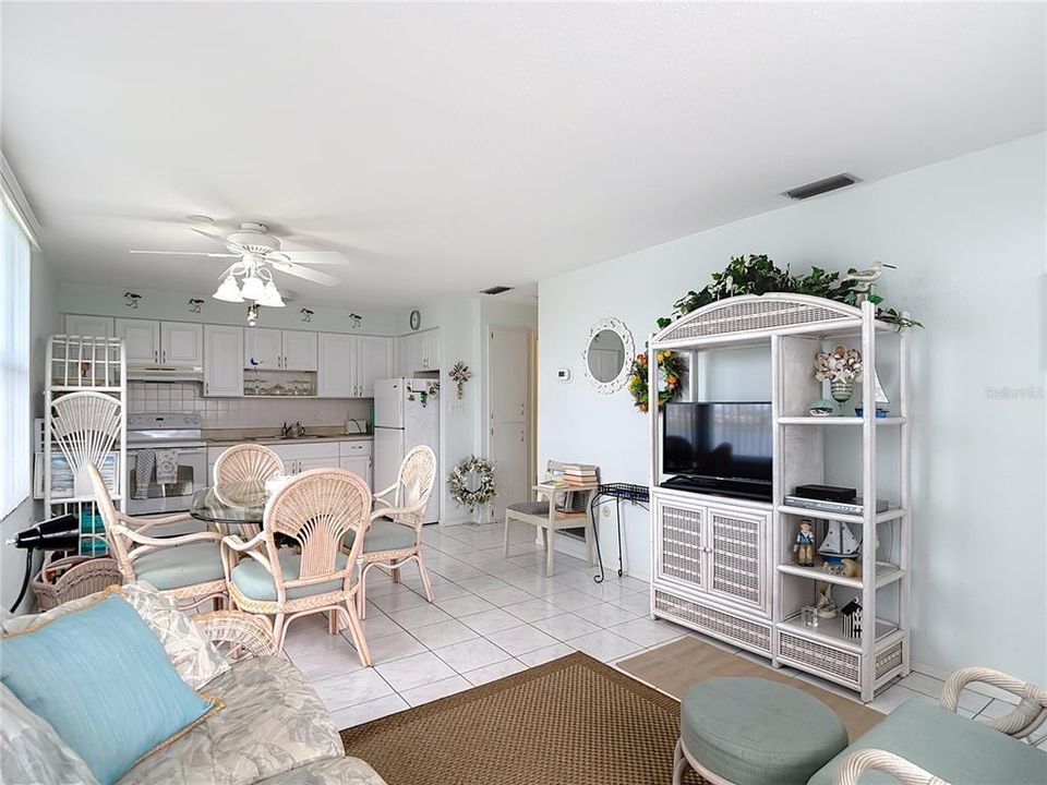 For Sale: $150,000 (2 beds, 1 baths, 825 Square Feet)