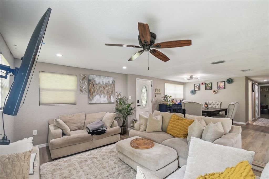 На продажу: $335,000 (3 спален, 1 ванн, 1304 Квадратных фут)