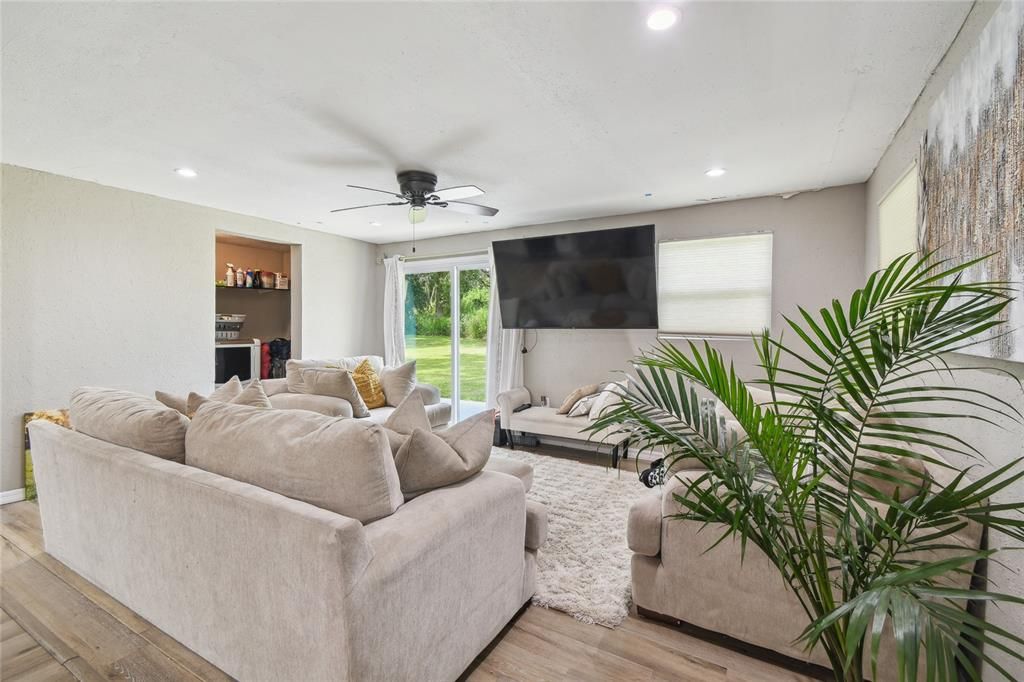 На продажу: $335,000 (3 спален, 1 ванн, 1304 Квадратных фут)