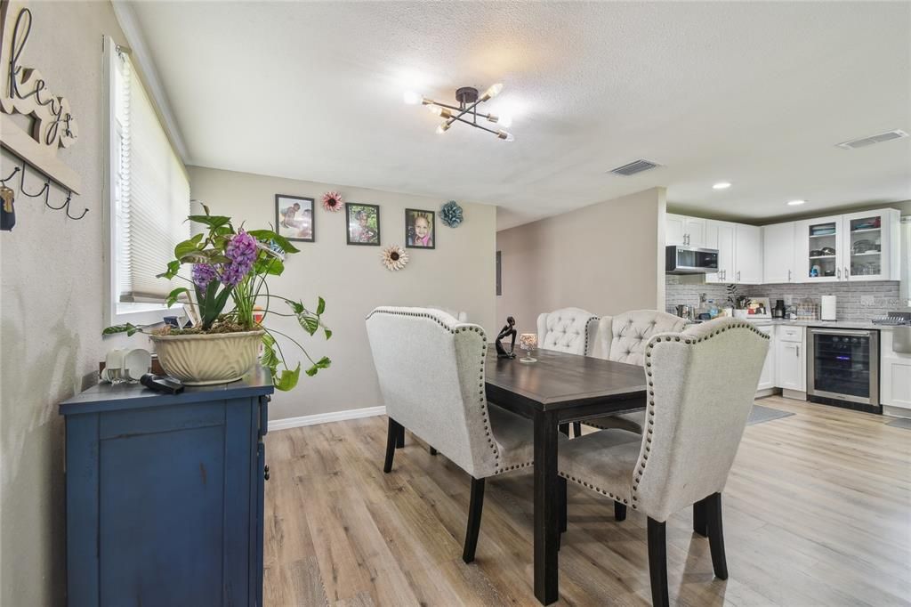 На продажу: $335,000 (3 спален, 1 ванн, 1304 Квадратных фут)