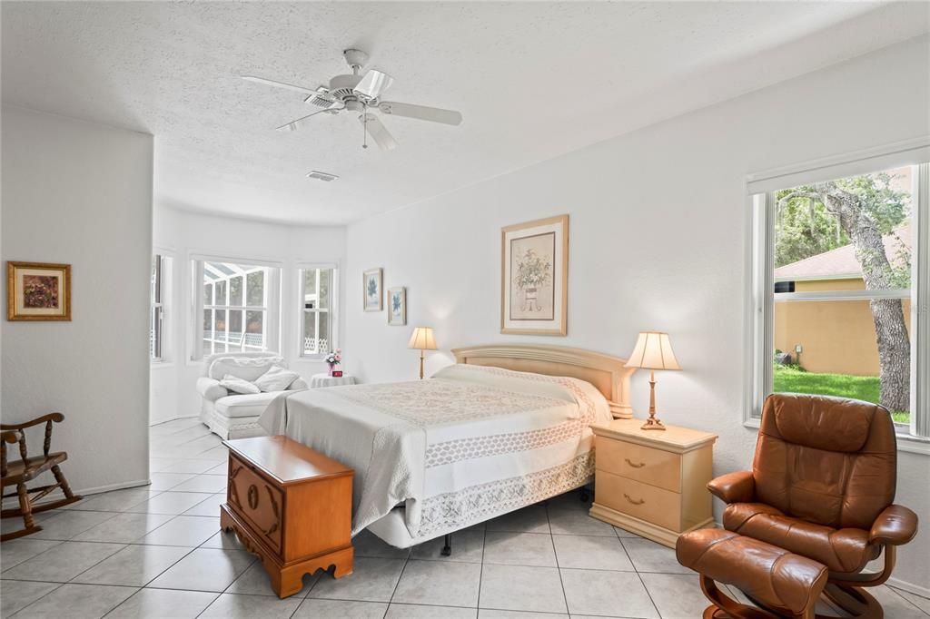 Под контрактом: $573,000 (4 спален, 3 ванн, 2847 Квадратных фут)