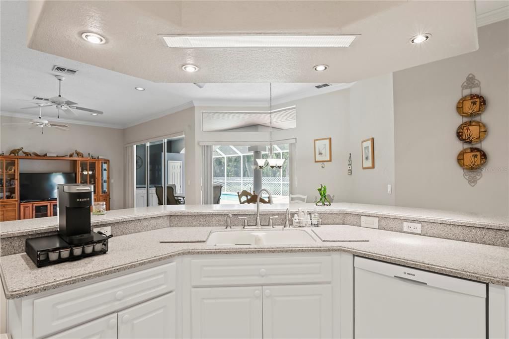 Под контрактом: $573,000 (4 спален, 3 ванн, 2847 Квадратных фут)