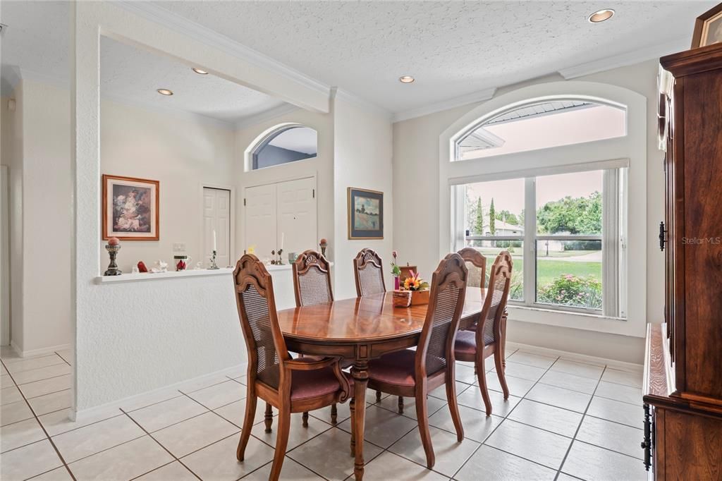 Под контрактом: $573,000 (4 спален, 3 ванн, 2847 Квадратных фут)