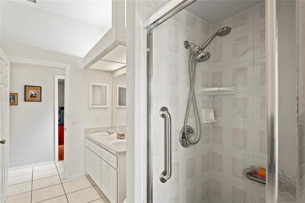 Под контрактом: $573,000 (4 спален, 3 ванн, 2847 Квадратных фут)