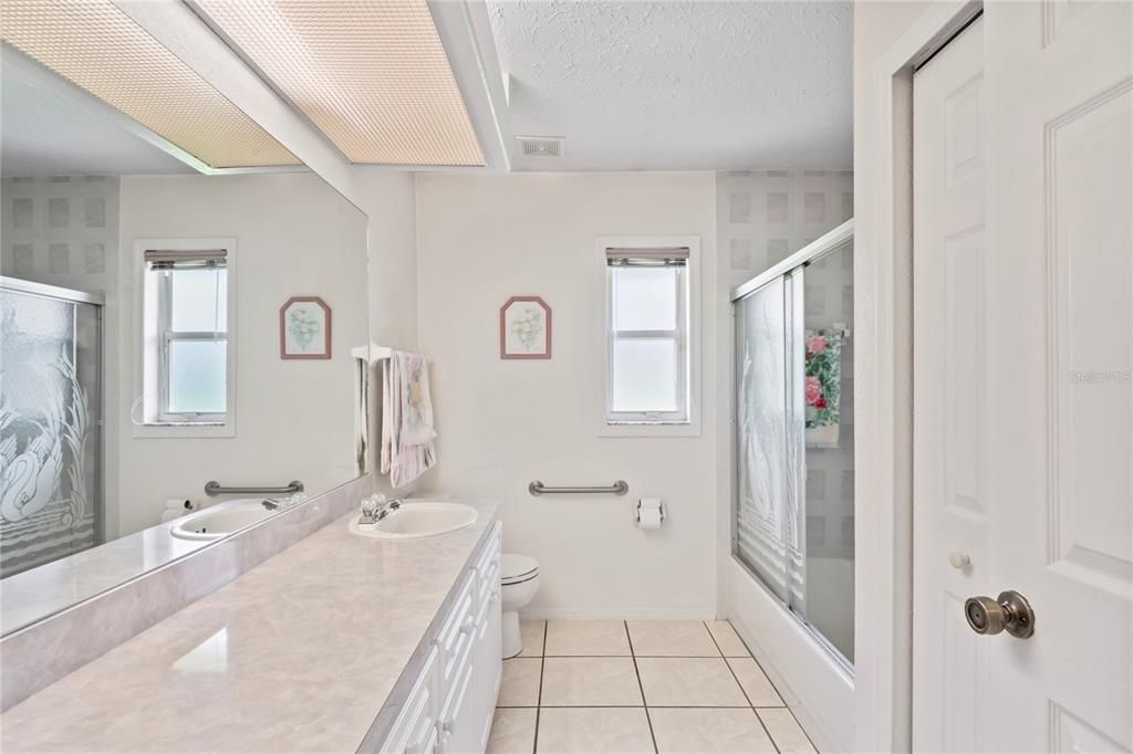 Под контрактом: $573,000 (4 спален, 3 ванн, 2847 Квадратных фут)