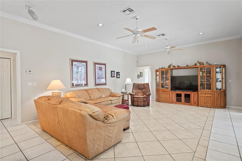 Под контрактом: $573,000 (4 спален, 3 ванн, 2847 Квадратных фут)