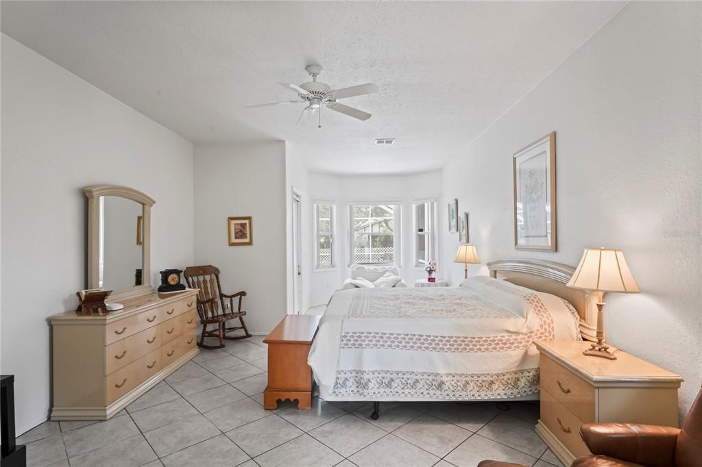 Под контрактом: $573,000 (4 спален, 3 ванн, 2847 Квадратных фут)