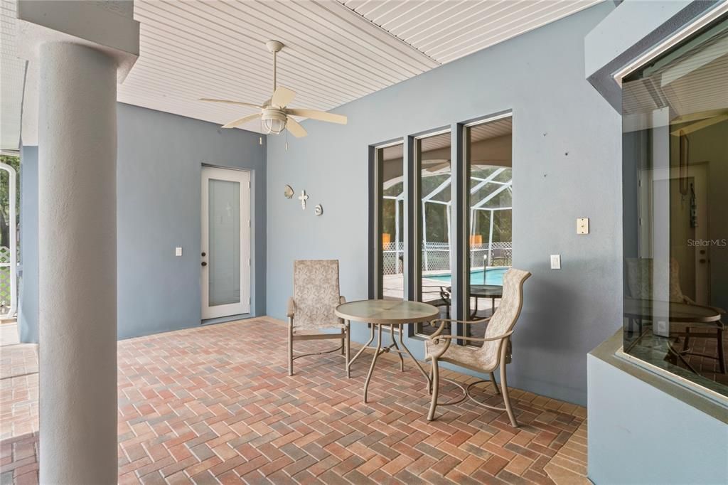 Под контрактом: $573,000 (4 спален, 3 ванн, 2847 Квадратных фут)