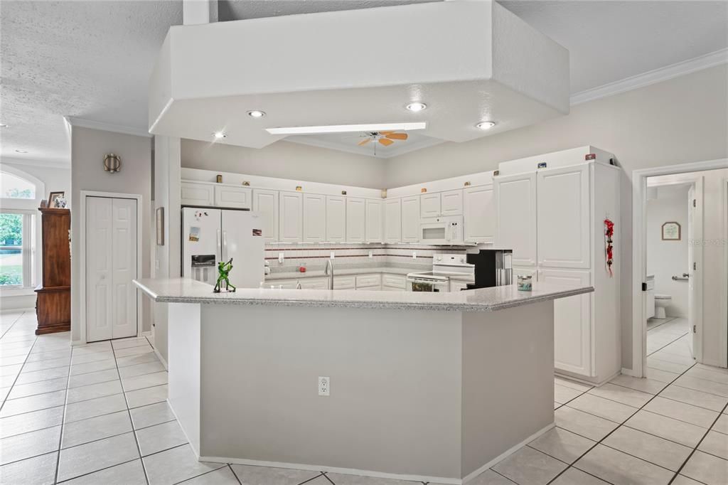 Под контрактом: $573,000 (4 спален, 3 ванн, 2847 Квадратных фут)