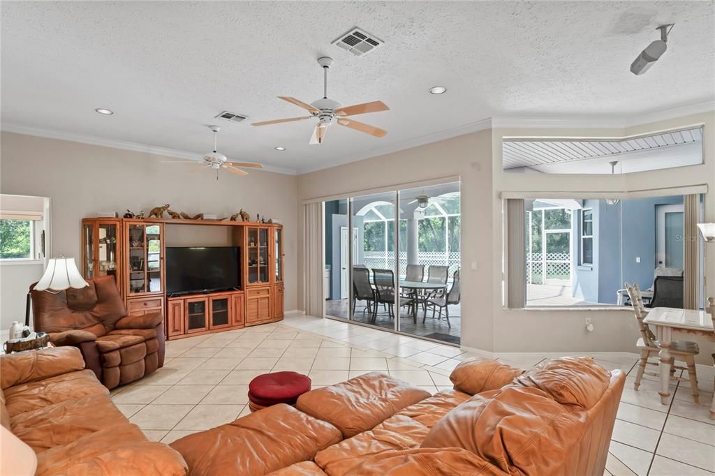 Под контрактом: $573,000 (4 спален, 3 ванн, 2847 Квадратных фут)