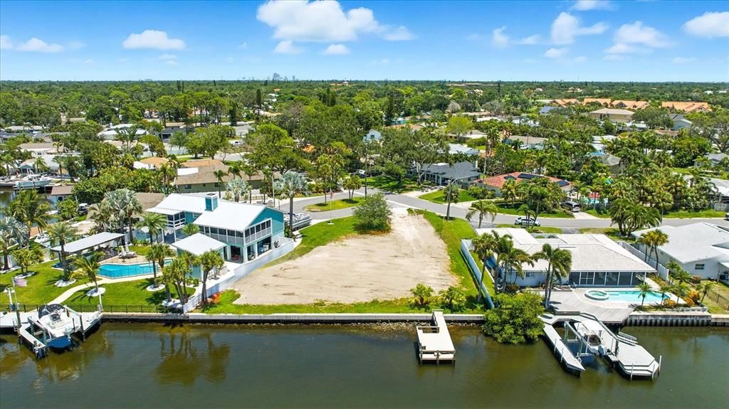 En Venta: $800,000 (0.63 acres)