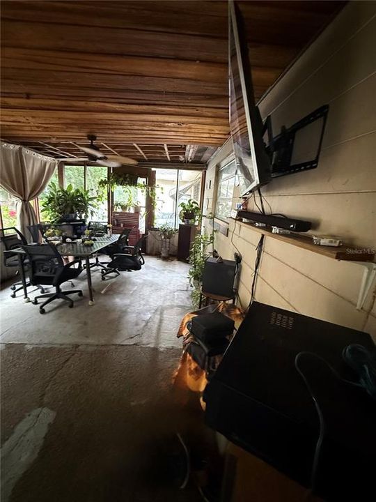 For Sale: $400,000 (3 beds, 2 baths, 1978 Square Feet)