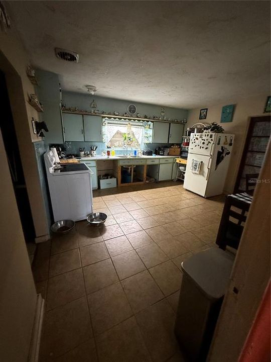 For Sale: $400,000 (3 beds, 2 baths, 1978 Square Feet)