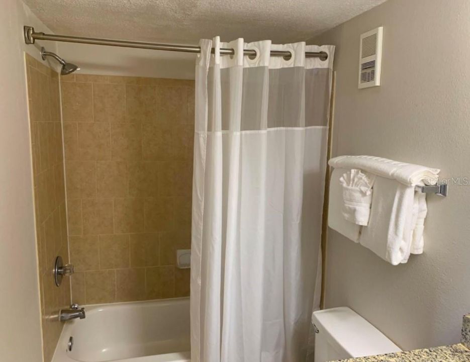 待售: $120,000 (2 贝兹, 1 浴室, 806 平方英尺)