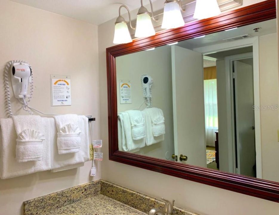 待售: $120,000 (2 贝兹, 1 浴室, 806 平方英尺)