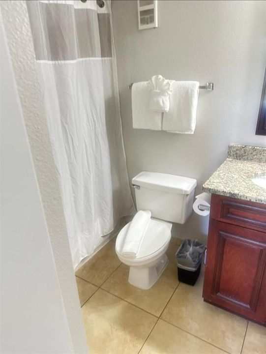 待售: $120,000 (2 贝兹, 1 浴室, 806 平方英尺)