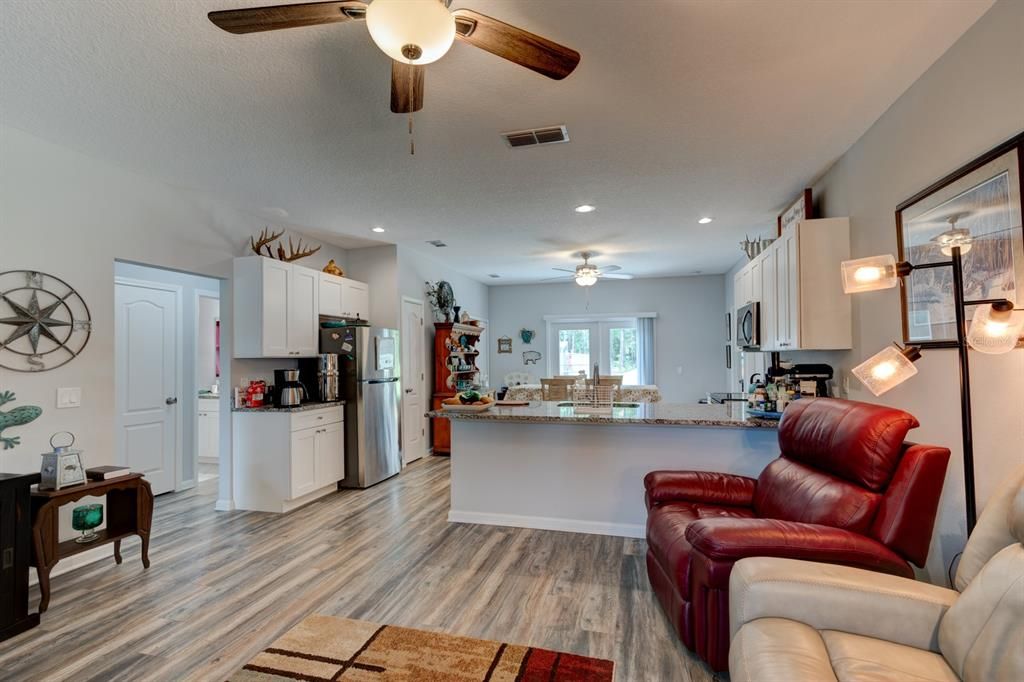 For Sale: $299,000 (3 beds, 2 baths, 1206 Square Feet)