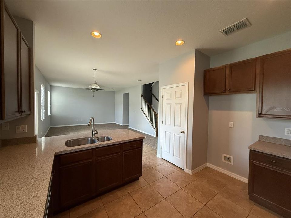 Под контрактом: $350,000 (4 спален, 2 ванн, 2394 Квадратных фут)