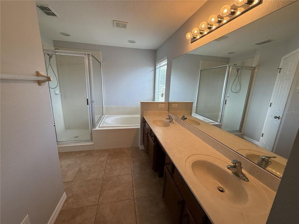 Под контрактом: $350,000 (4 спален, 2 ванн, 2394 Квадратных фут)