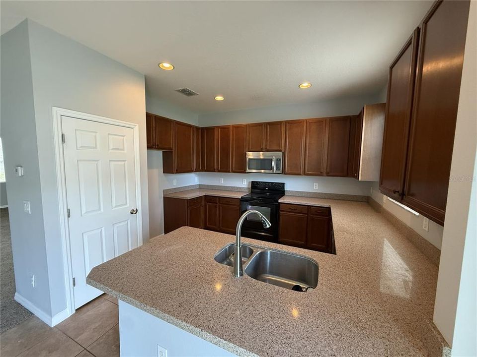 Под контрактом: $350,000 (4 спален, 2 ванн, 2394 Квадратных фут)