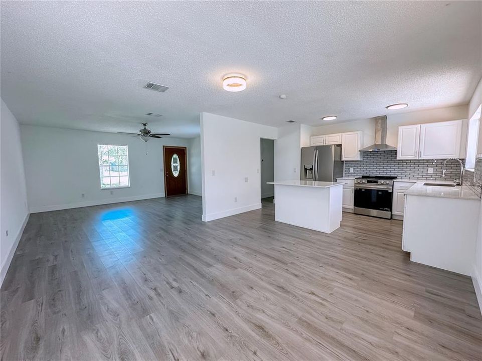 For Sale: $289,500 (3 beds, 2 baths, 1221 Square Feet)