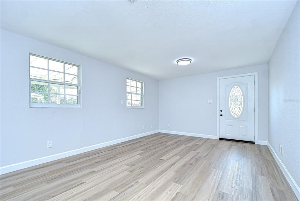 For Sale: $259,990 (2 beds, 1 baths, 748 Square Feet)