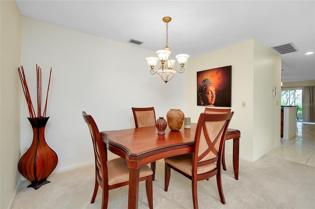 Под контрактом: $284,900 (2 спален, 2 ванн, 1570 Квадратных фут)