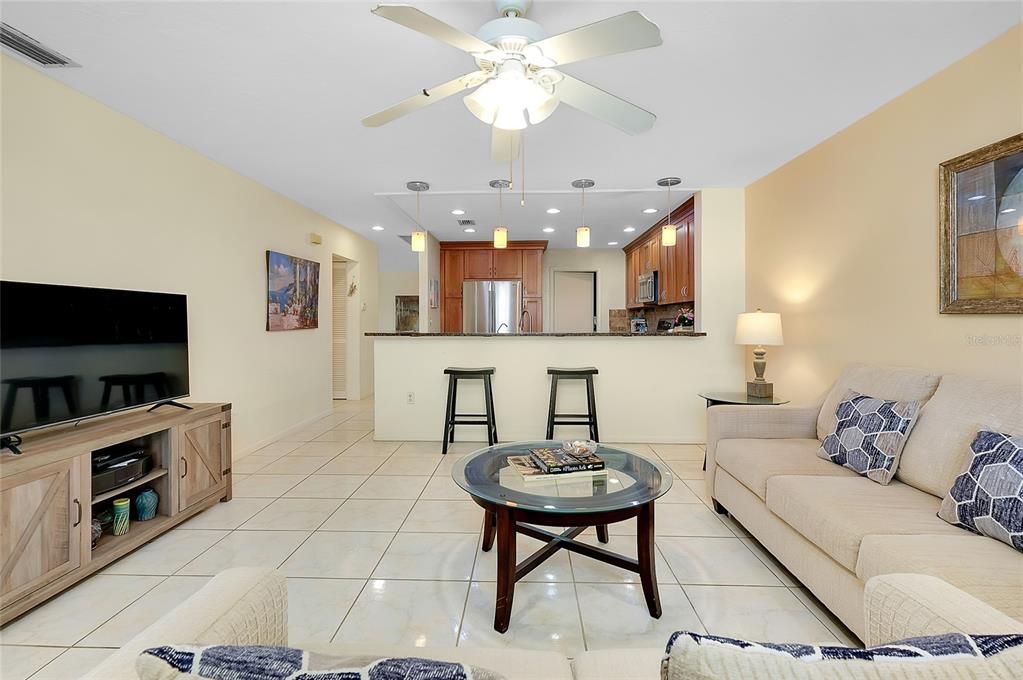 Под контрактом: $284,900 (2 спален, 2 ванн, 1570 Квадратных фут)