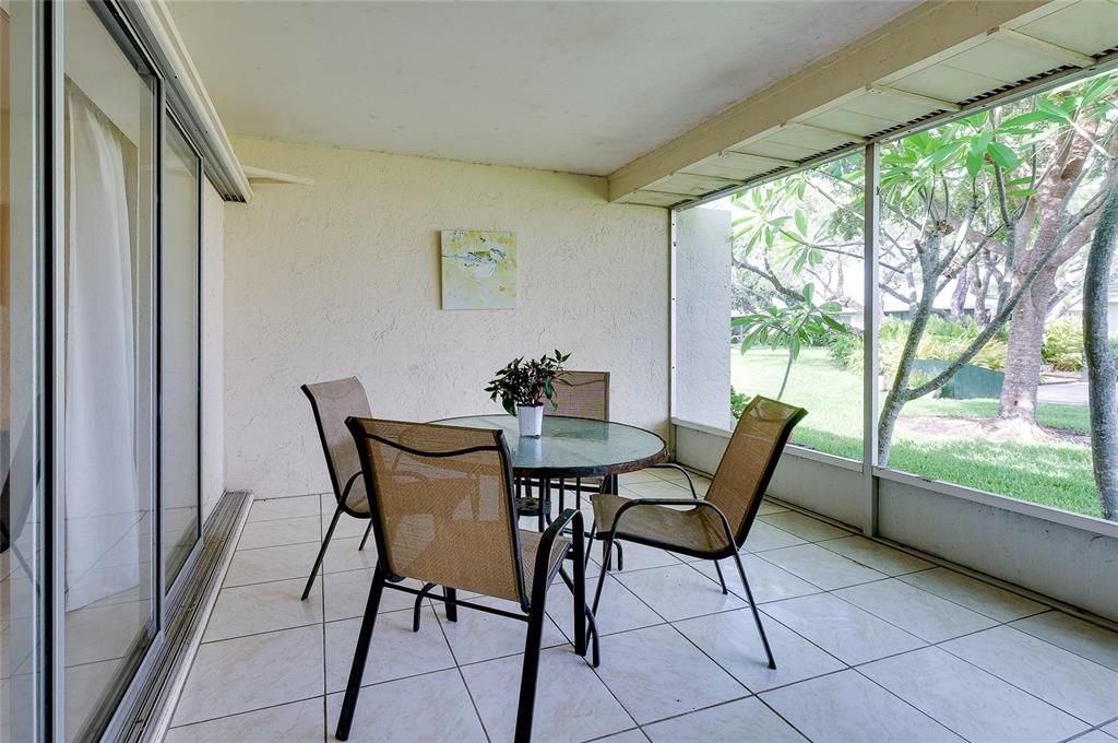 Под контрактом: $284,900 (2 спален, 2 ванн, 1570 Квадратных фут)