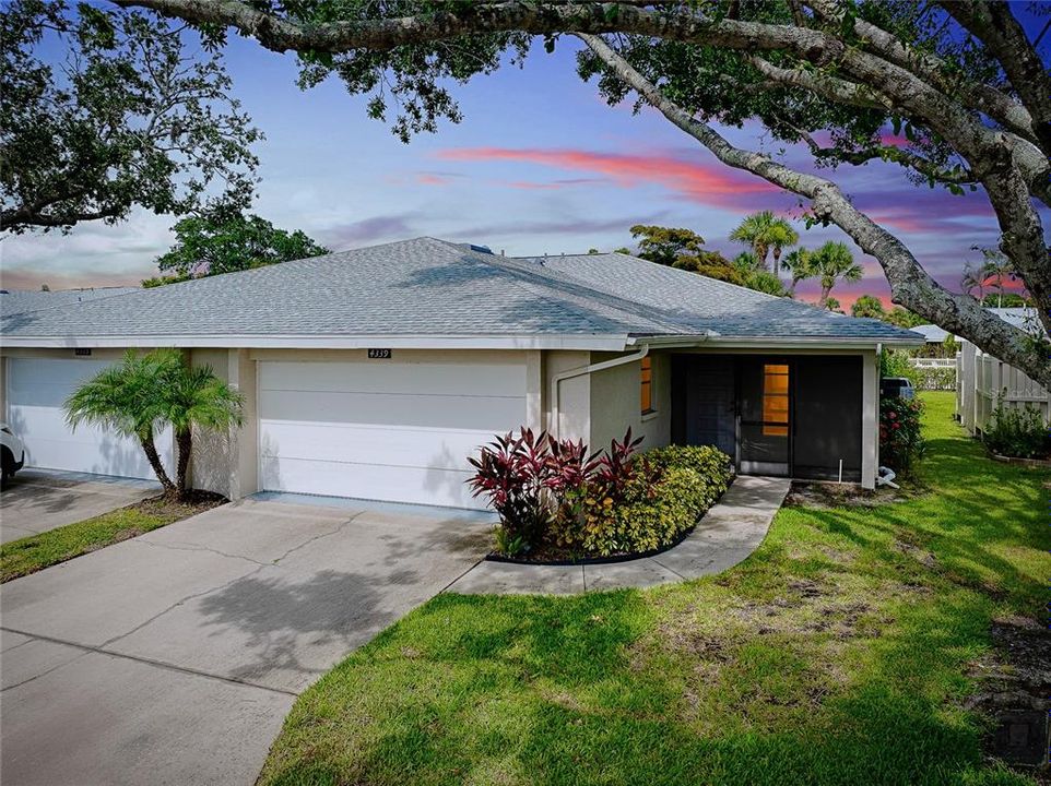 Под контрактом: $284,900 (2 спален, 2 ванн, 1570 Квадратных фут)