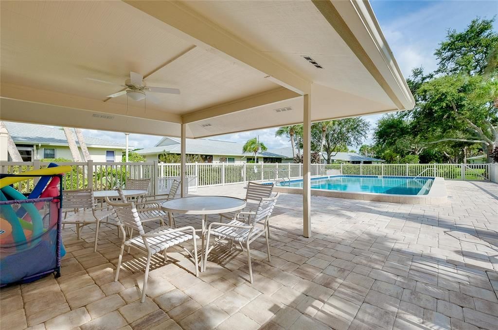 Под контрактом: $284,900 (2 спален, 2 ванн, 1570 Квадратных фут)