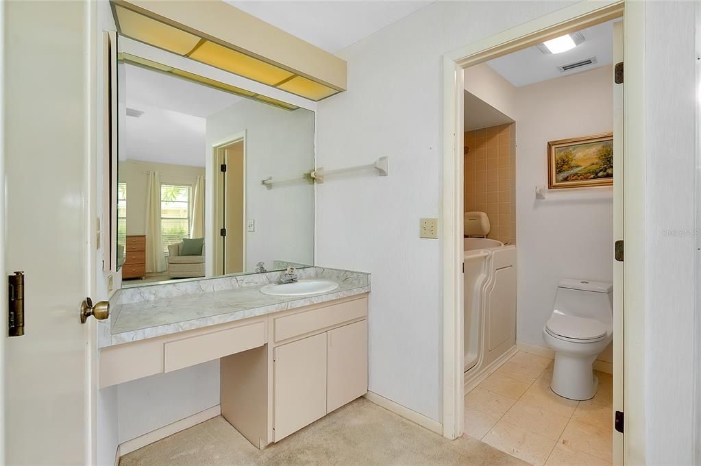 Под контрактом: $284,900 (2 спален, 2 ванн, 1570 Квадратных фут)