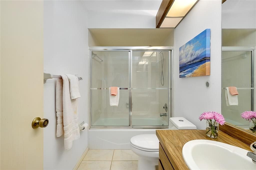 Под контрактом: $284,900 (2 спален, 2 ванн, 1570 Квадратных фут)