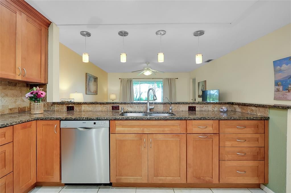 Под контрактом: $284,900 (2 спален, 2 ванн, 1570 Квадратных фут)