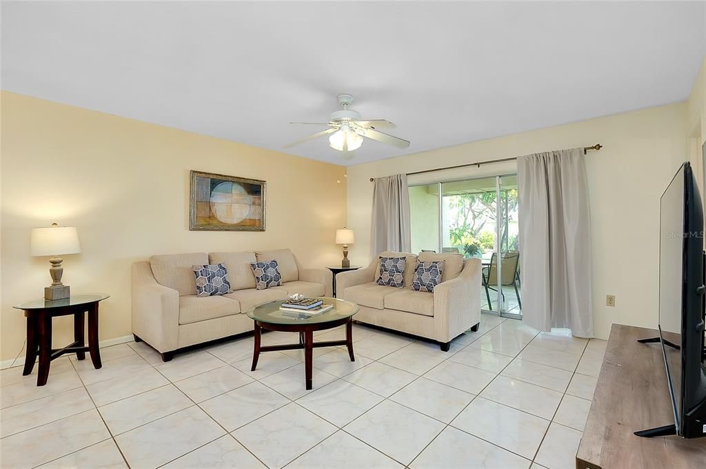 Под контрактом: $284,900 (2 спален, 2 ванн, 1570 Квадратных фут)