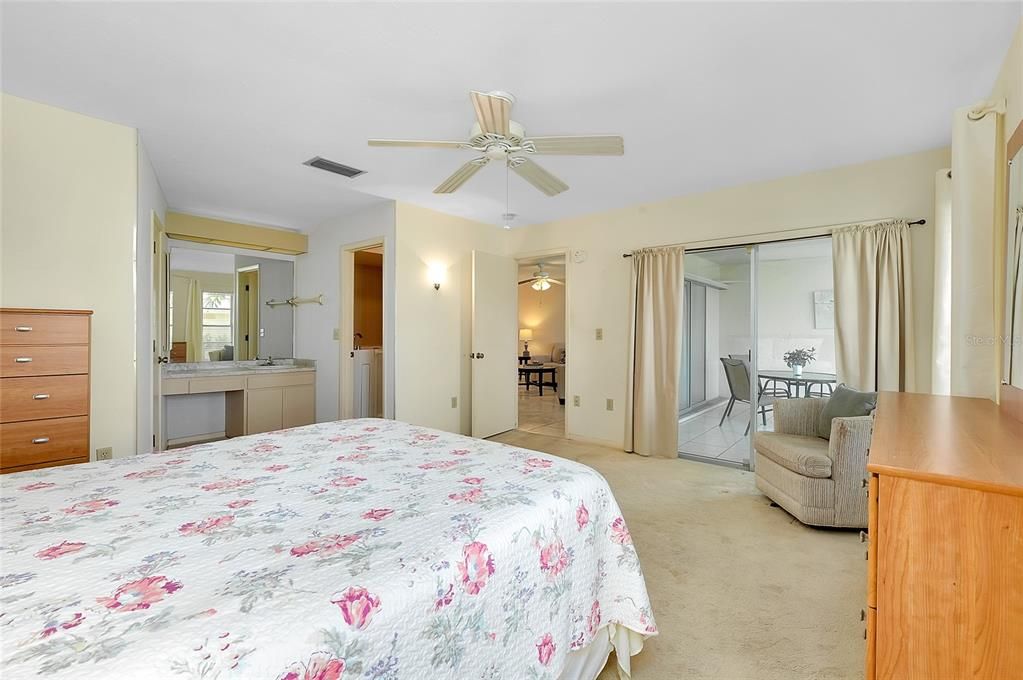 Под контрактом: $284,900 (2 спален, 2 ванн, 1570 Квадратных фут)