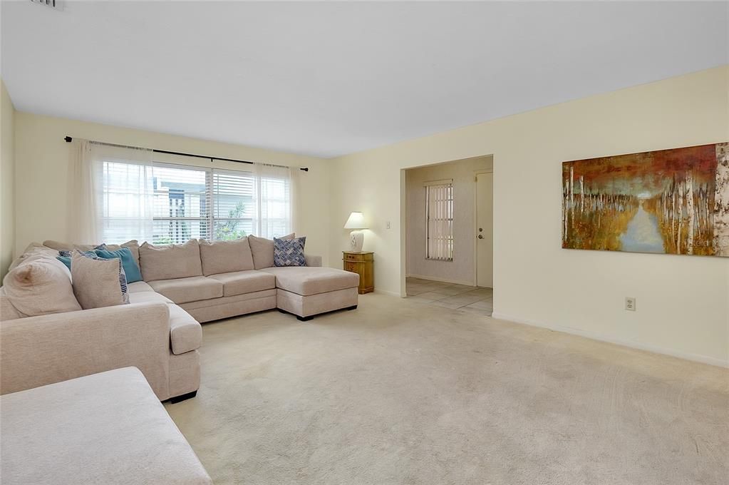 Под контрактом: $284,900 (2 спален, 2 ванн, 1570 Квадратных фут)