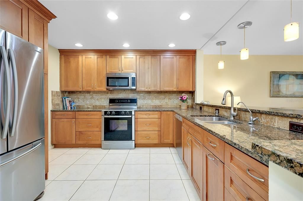 Под контрактом: $284,900 (2 спален, 2 ванн, 1570 Квадратных фут)